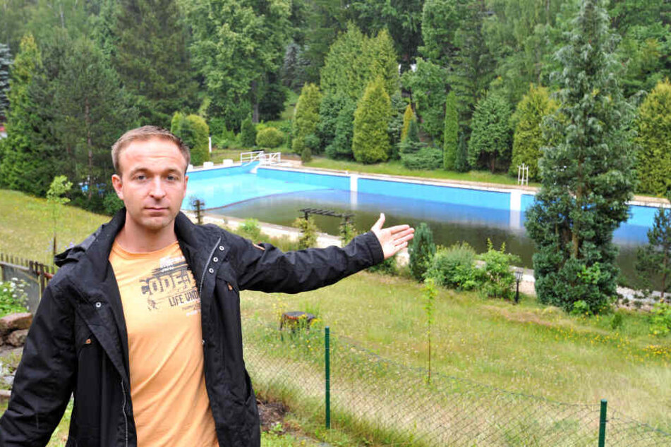 Eine Bürgerinitiative will das beliebte Erfenschlager Sommerbad retten. Felix Kreißel (28) vom Bürgerverein.