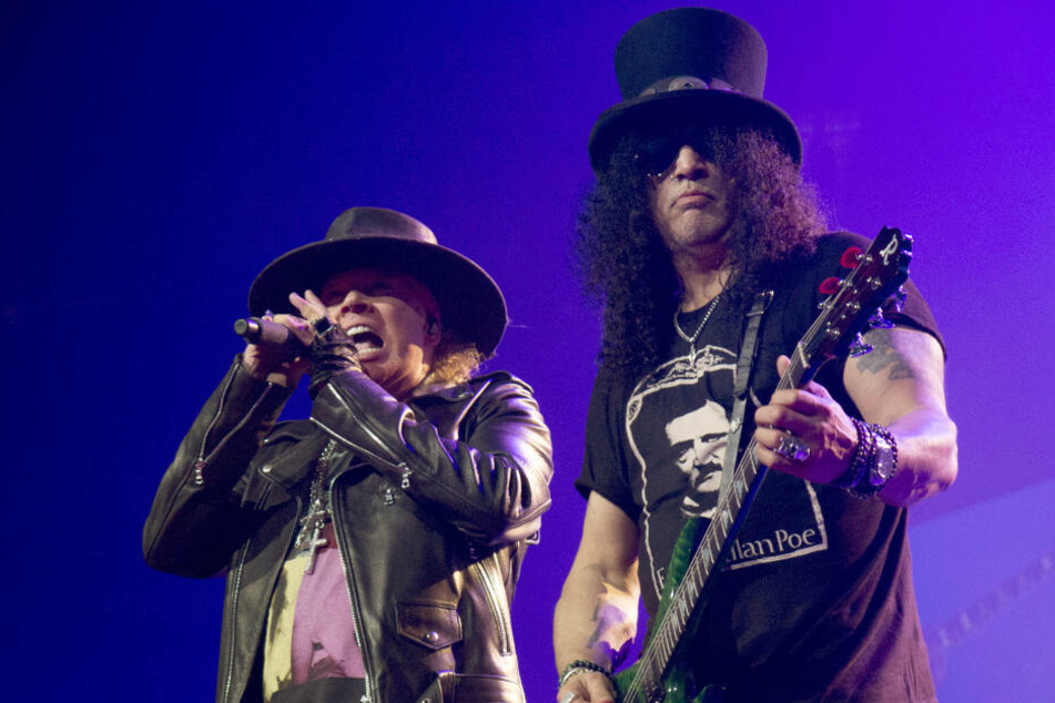 Axl Rose (l.) und Gitarrist Slash (Saul Hudson) treten mit ihrer Band "Guns N' Roses" in München auf. (Archiv)