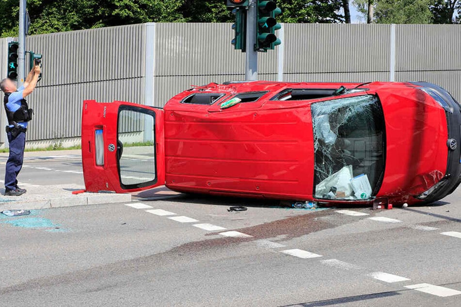 Der VW Caddy landete bei dem Unfall auf der Seite.