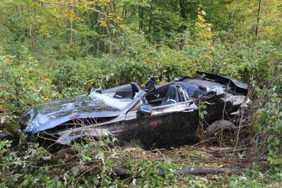 Der Sportwagen ist ein Wrack. Zwei Menschen überlebten den Unfall nicht, ein Teenager schwebt noch in Lebensgefahr.