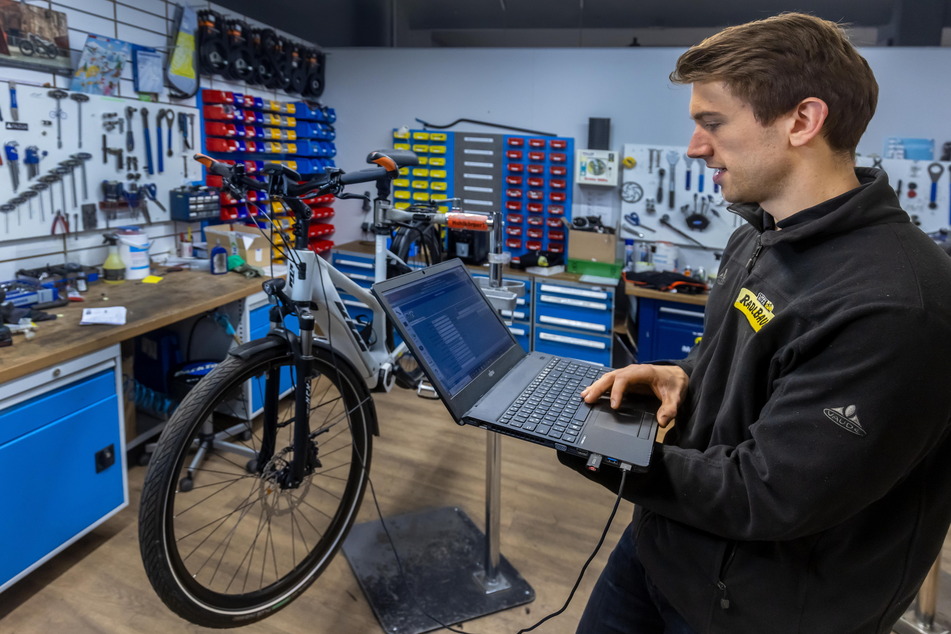 Modernste Technik: Lukas überprüft ein E-Bike mit dem Laptop.