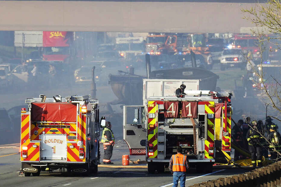 Brennende Fahrzeugwracks nach schwerem Unfall. Die genaue Zahl der Todesopfer ist noch unklar.