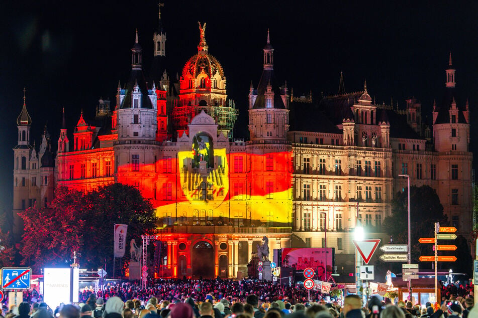 In Schwerin (Mecklenburg-Vorpommern) finden in diesem Jahr die offiziellen Feierlichkeiten des Bundes zum Tag der Deutschen Einheit statt.