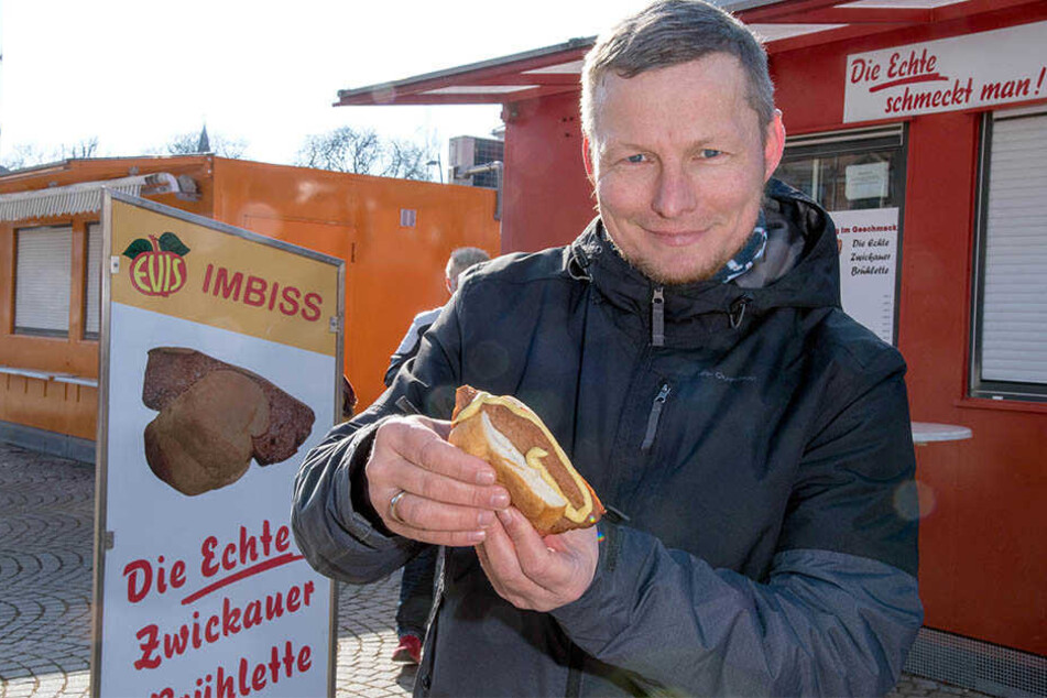 Hallenser mit Brühlette: TAG24-Redakteur Frank Harnack (45) testet die "Echte Zwickauer Brühlette", in Schmalz gebratenes Schweine- und Kalbsfleisch.