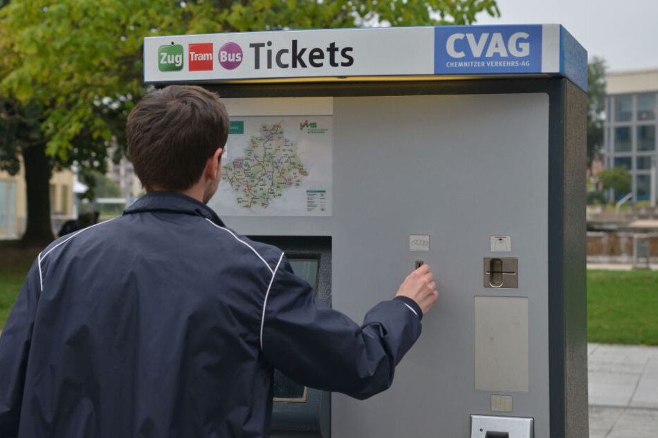 Immer weniger Chemnitzer kaufen sich Einzelfahrkarten. Dafür boomt der Verkauf von Monatskarten. Der Verkehrsverbund Mittelsachsen (VMS) sieht darin eine positive Entwicklung.