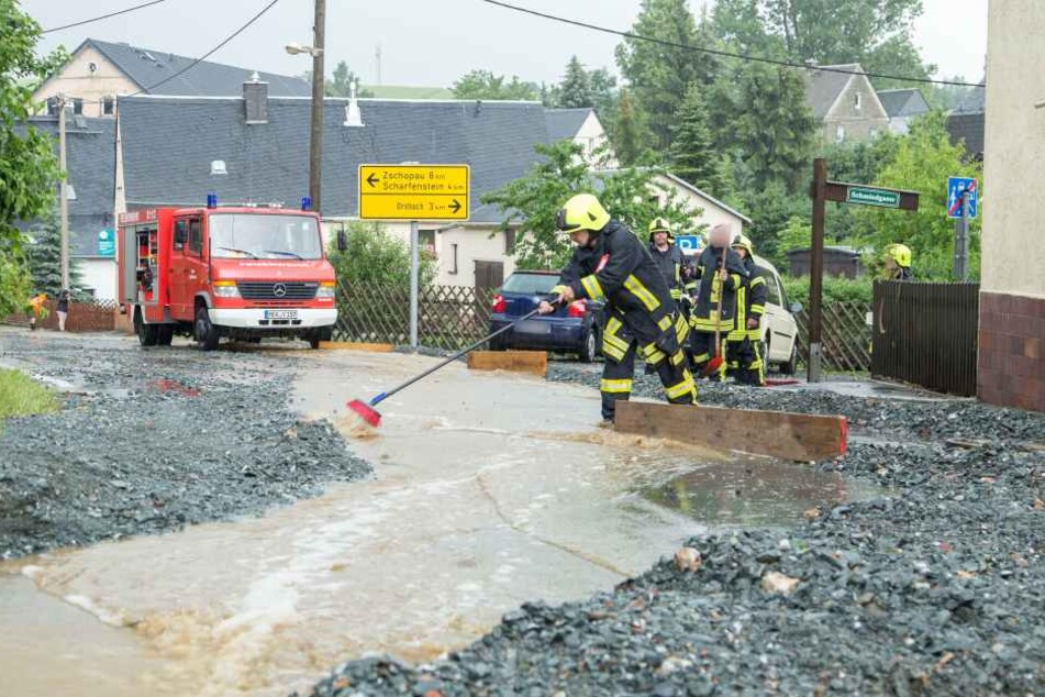 Das Wasser spülte Schlamm und Geröll auf die Straße.