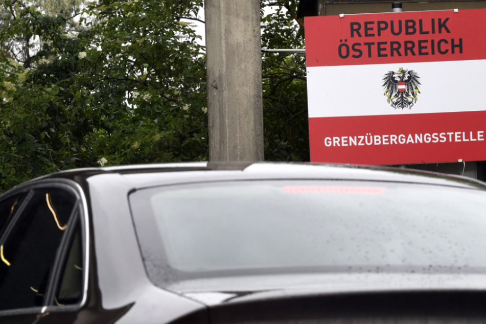 Ein Auto passiert die österreichische Grenze. Wer ins deutsche Nachbarland einreist, muss 10 Tage in Quarantäne.