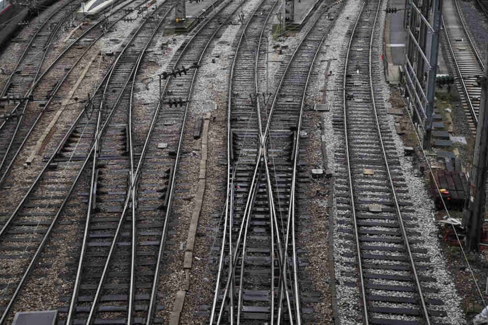 Die Bahnstrecke in der Nähe des Hauptbahnhofes in Gießen wurde umgehend gesperrt. (Symbolbild)