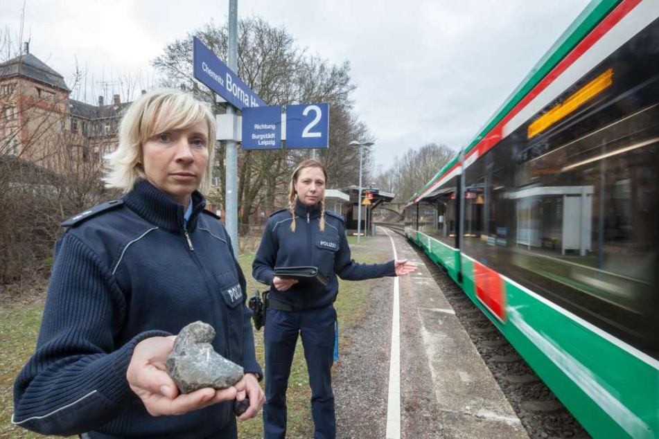 Solche Steine wurden auf die Citybahn geworfen: Bundespolizeisprecherin Anett 
Bochmann (34,l.) und Madeleine Uda (39) am Haltepunkt Borna.