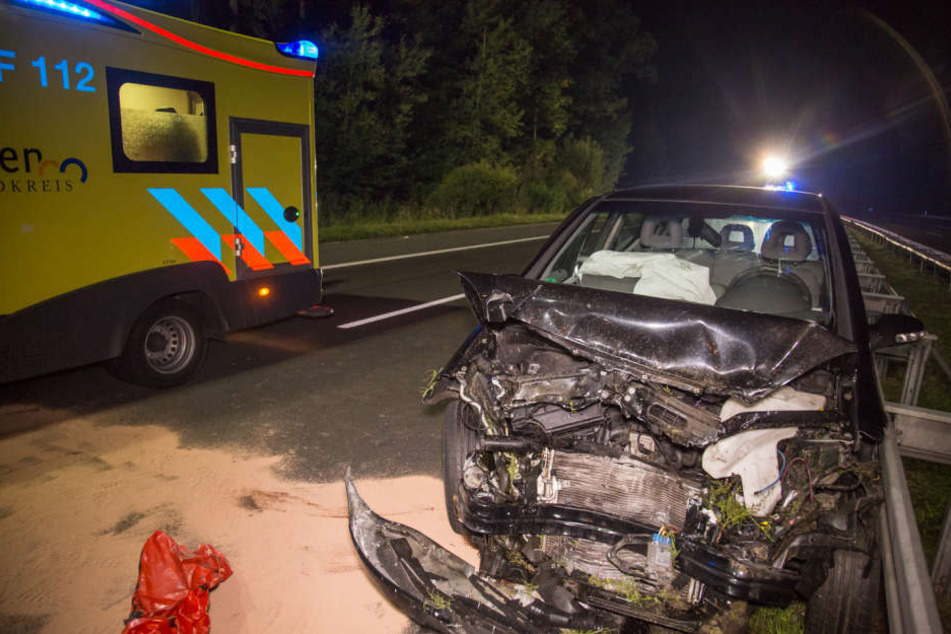 Der Mercedes wurde stark beschädigt, die beiden Insassen mussten in ein Krankenhaus.