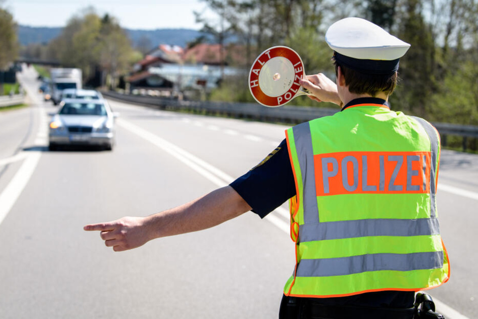 Die Polizei stoppte einen Fahrer, der mit einem Fake-Polizeiwagen unterwegs war.