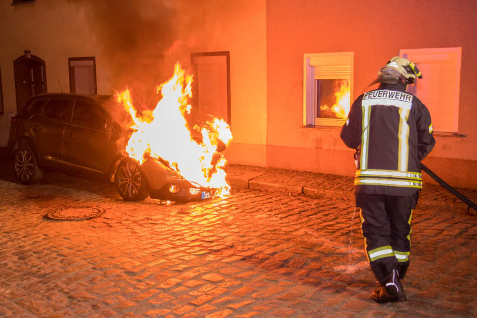 Als die Feuerwehr eintraf, stand der Wagen in Flammen.