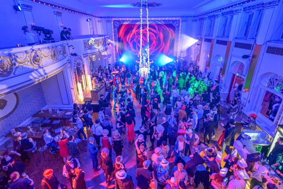 Beim legendären Hutball im Parkhotel ist eine originelle Kopfbedeckung Pflicht.