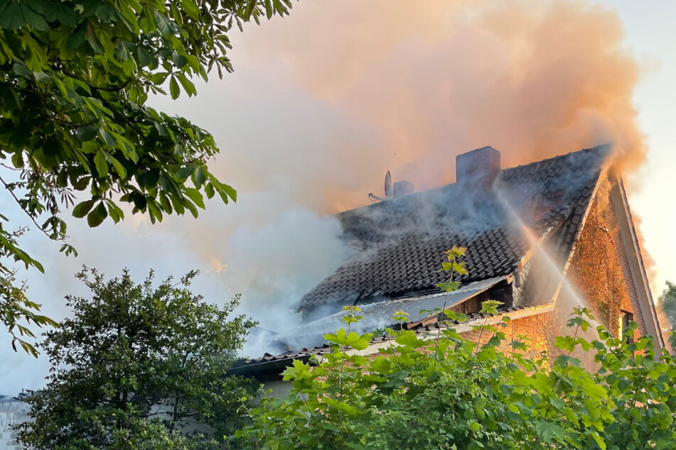 Einfamilienhaus in Flammen: Großeinsatz, drei Personen verletzt!