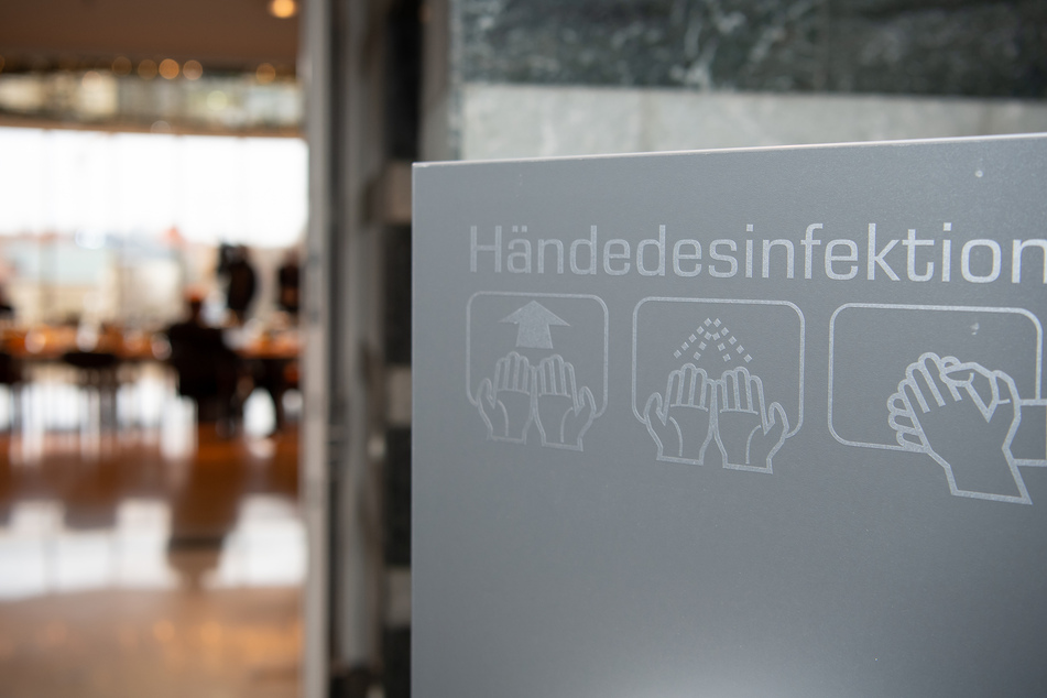 Ein Spender für Desinfektionsmittel steht vor Beginn einer Sitzung des bayerischen Kabinetts vor dem Sitzungssaal.