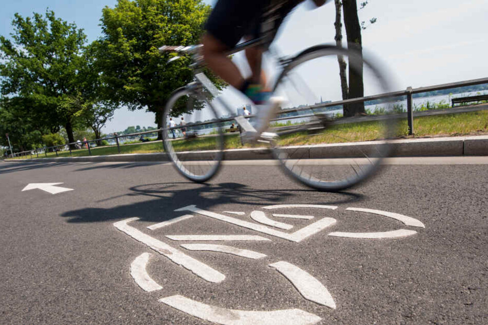 Ein Fahrradfahrer fährt auf einer Fahrradstraße an der Außenalster. Trotz Investitionen auf Rekordniveau kommt der Ausbau des Radwegenetzes in Hamburg langsamer voran als erhofft.