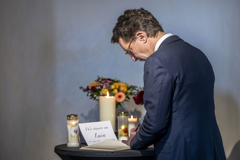 NRW-Ministerpräsident Hendrik Wüst (47) hatte sich am Samstag in ein Kondolenzbuch eingetragen.