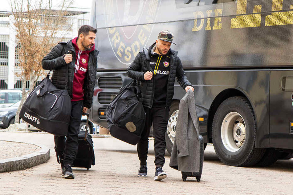 Trainer Cristian Fiel und Führungsspieler Patrick Ebert (r.) diskutieren bei der Ankunft.