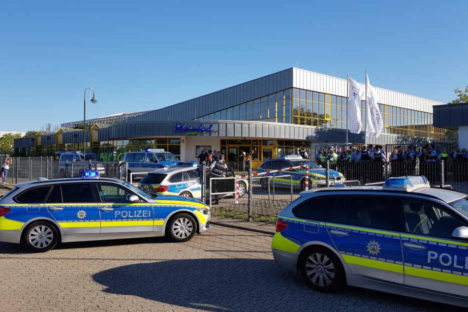 Am 29. Juni rückte ein Großaufgebot der Polizei zum Rheinbad an, nachdem es zu einem Streit mit mehreren Hundert beteiligten Badegästen gekommen war.