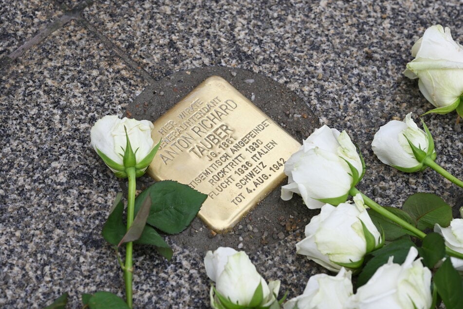 Der Stolperstein für Anton Richard Tauber wurde direkt vor der Oper eingesetzt.