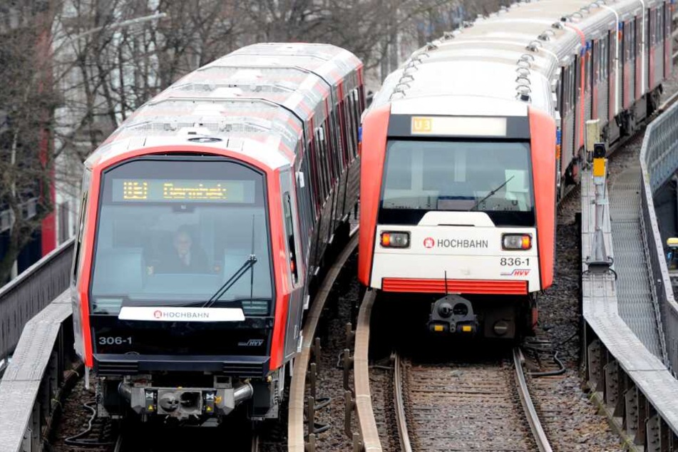 Die U3 hält wieder an den Landungsbrücken.