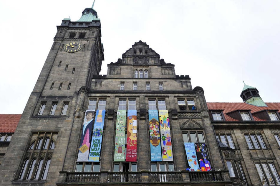 Seit vergangenen Freitag hängen wieder bunte Friedensbanner am Rathaus.