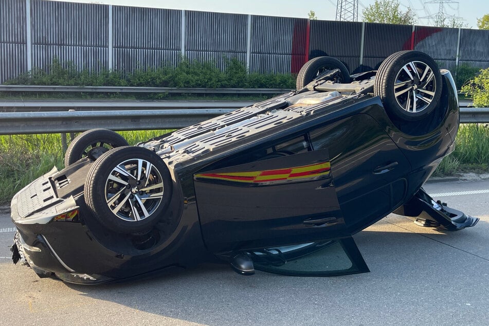 Unfall A1: Unfall auf der A1 bei Hamburg: Auto überschlägt sich, Fahrerin verletzt
