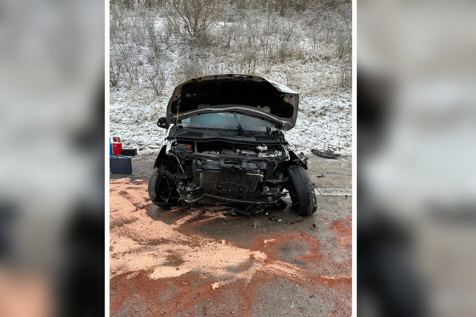 Nach Angaben der Feuerwehr hatte der Transporter unter anderem Gefahrgut geladen, wie die Autobahnpolizei mitteilte.