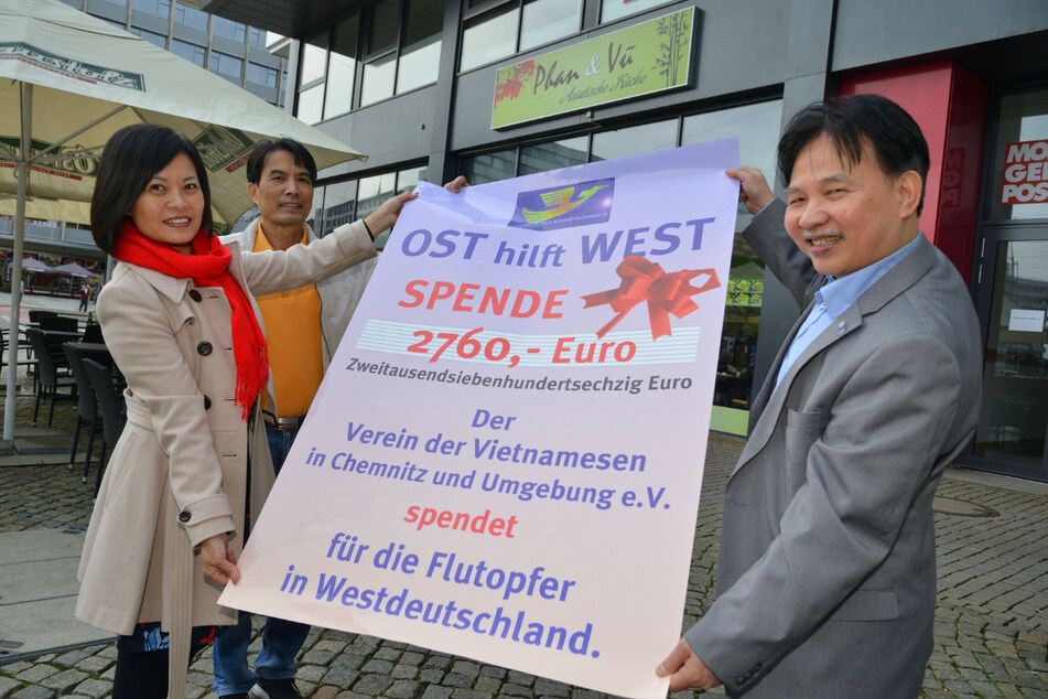 Chemnitzer Vietnamesen helfen Flutopfern: Stolz präsentieren Viet Ha Tran Thi (50), Ke Phan Dac (60) und Van Tat Thang (63, v.l.) ihr Spendenplakat.