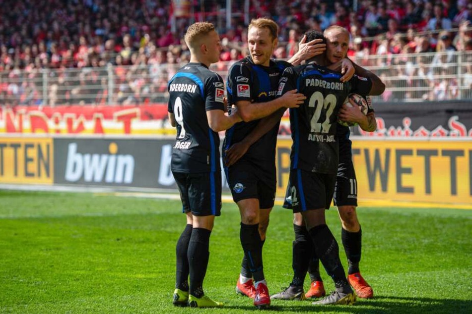 Die Paderborner feiern den 1:0-Treffer durch Christopher Antwi-Adjej (2. v. r.).