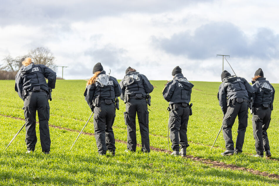 Die Bereitschaftspolizei auf der Suche nach Spuren rund um den mutmaßlichen Tatort.