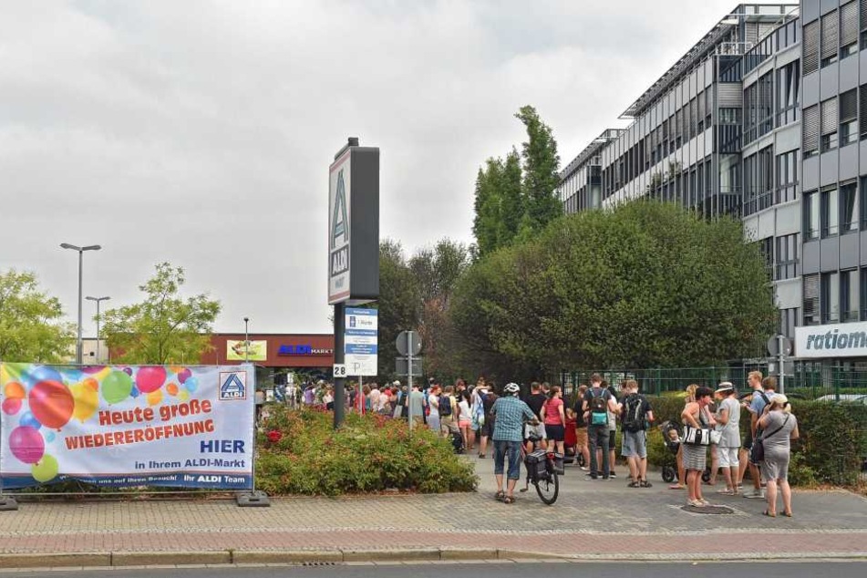 Die Schlange vor ALDI an der Chemnitzer Straße war mehr als 100 Meter lang.