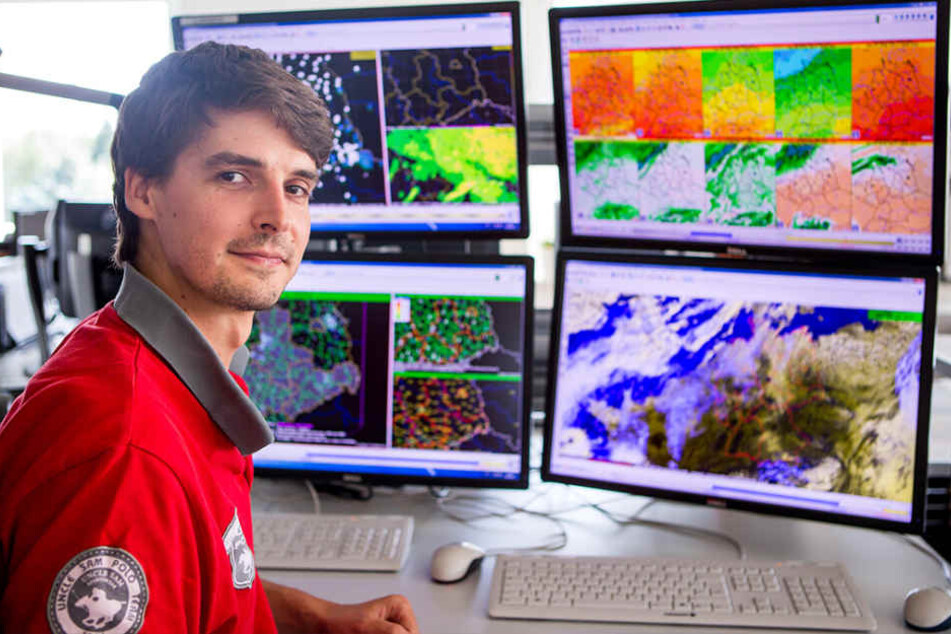 Die Leipziger DWD-Wetterzentrale sieht aus wie die Kommandozentrale von
Raumschiff Enterprise: Hier prophezeit Meteorologe Florian Engelmann (29) das
Wetter für Sachsen, Sachsen-Anhalt und Thüringen.