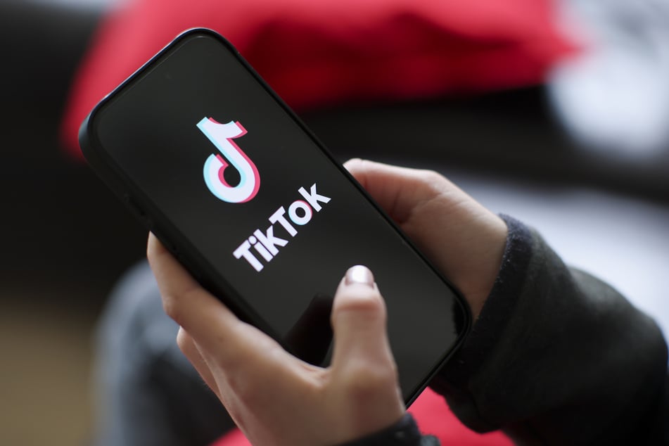 Auf TikTok verbreiten sich immer wieder fragwürdige Behauptungen über Sonnencreme und die Risiken von Sonnenbränden.