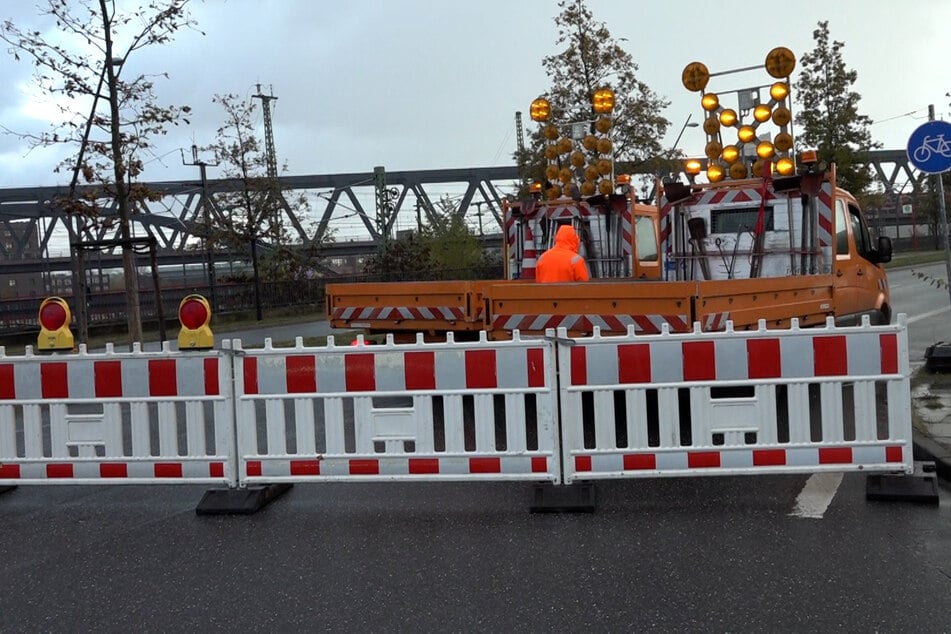 Die Brücke ist aktuell für Fußgänger und Fahrzeuge gesperrt. Der Schiffsverkehr auf der Elbe ist von der Sperrung nicht betroffen. Für den Straßenverkehr soll in Kürze eine Umleitung eingerichtet werden.