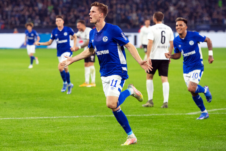 Der Dosenöffner: Marius Bülter (v.) jubelt nach seinem Treffer zum 1:0 für Schalke.