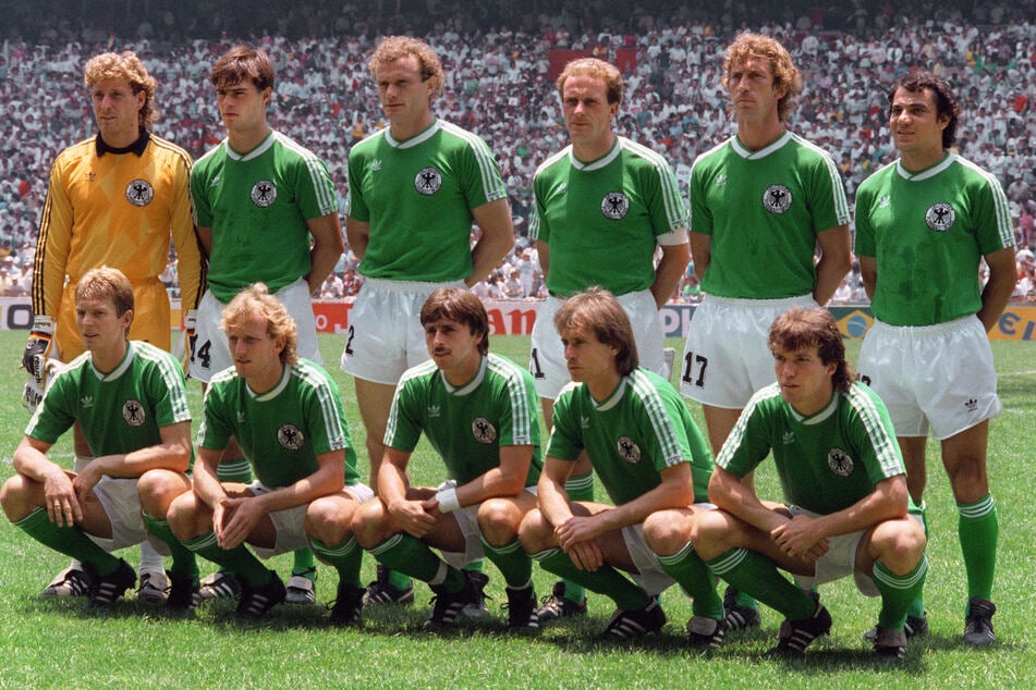 Karl-Heinz Rummenigge (heute 68, oben, 4.v.l.) und Andreas Brehme (unten, 2.v.l.) bei der WM 1986 in Mexiko. (Archivfoto)