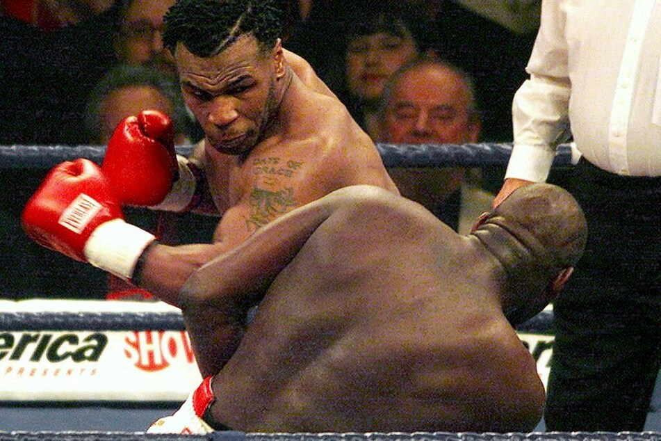 Mike Tyson (55, l.) schickte Julius Francis (57, vorn) innerhalb von nur vier Minuten fünfmal zu Boden und gewann schließlich per TKO.