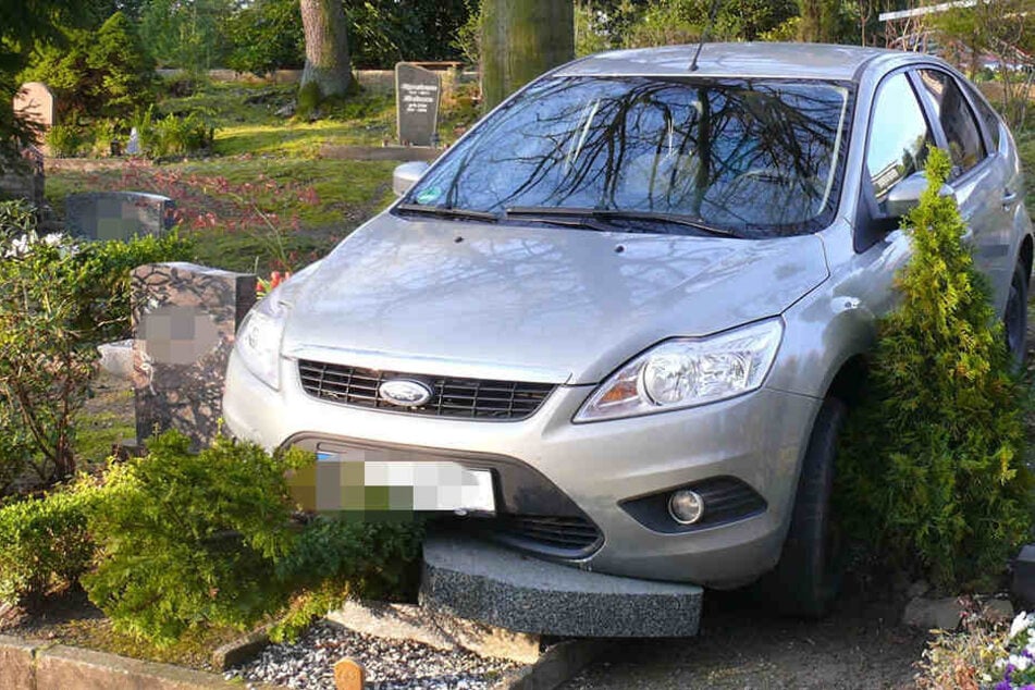 Erst nachdem er über zwei Gräber gerollt war, kam der Ford zum Stehen.