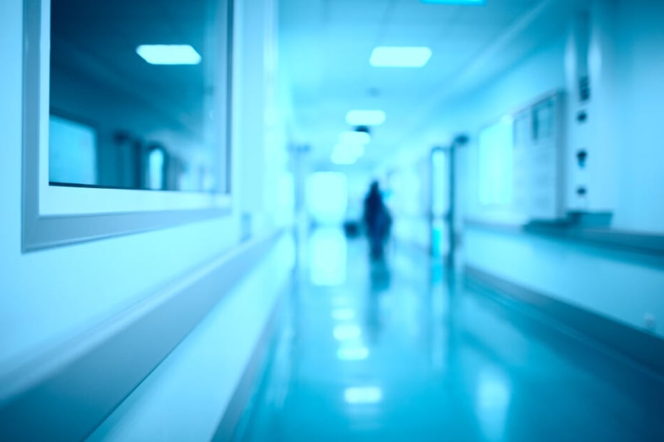 Die Familie brachte den Mann ins Krankenhaus, nachdem er immer mehr wirre Dinge erzählte. (Symbolbild)