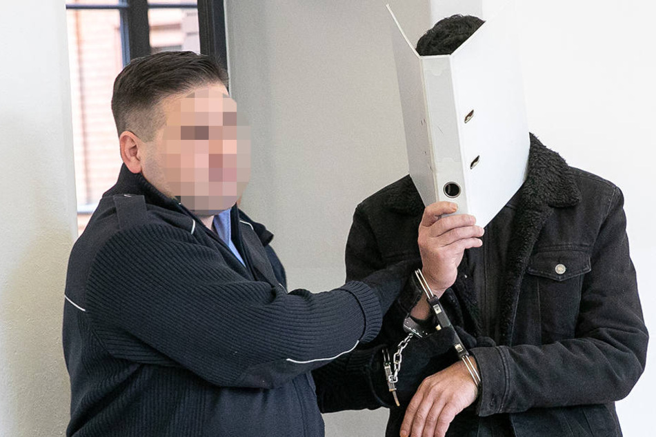 Rami A. (33) versteckte sich hinter einem Aktenordner, als er in den Saal gebracht wurde. Beim ersten Prozessversuch im Oktober hatte sich der Syrer gar tragen lassen.