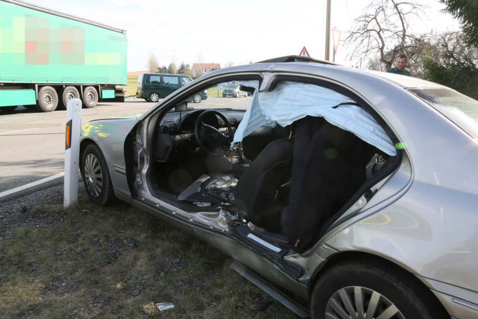 Der Mercedes war auf der B169 mit dem LKW kollidiert.