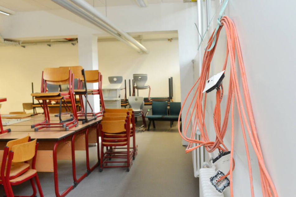 Unglaublich: In Klassenzimmern hängen sogar noch Kabel aus der Wand.