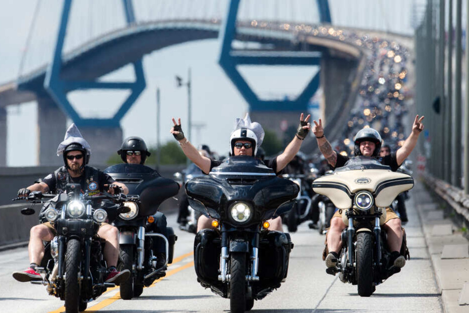 Teilnehmer der Motorradparade der Harley Days fahren auf ihren Harley Davidson Motorrädern freihändig über die Köhlbrandbrücke.