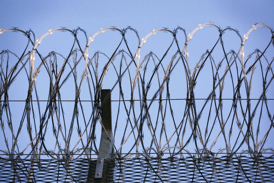 Die Wahl eines ehemaligen Gefängnisses als Standort für das neue EU-Außengrenzverfahren in Bayern erntet viel Gegenwind. (Symbolfoto)