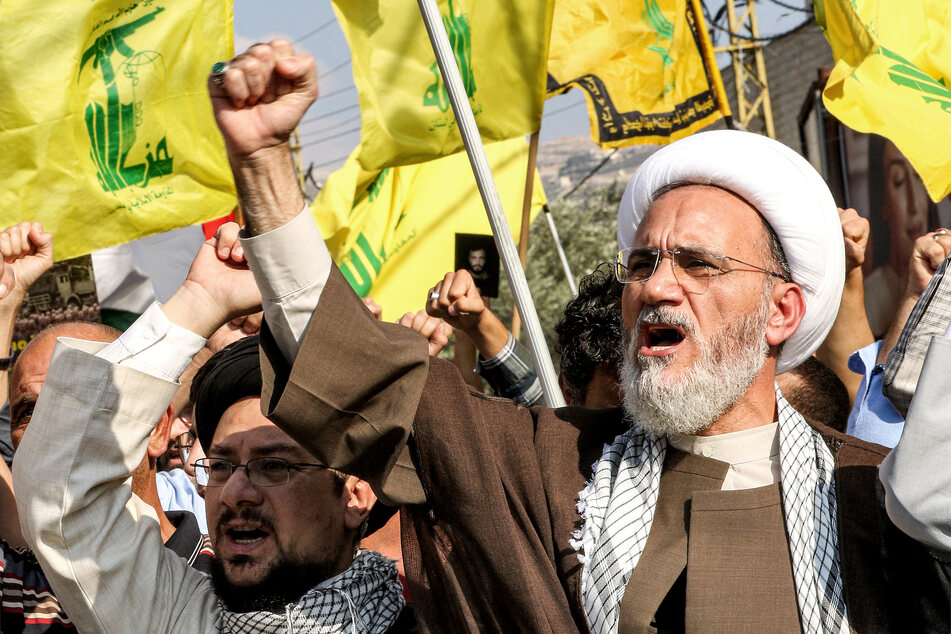 Hisbollah-Apparatschiks bei einer Anti-Israel-Kundgebung. Auch diese Terror-Miliz wird vom Iran finanziert.