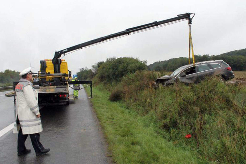 Ein Abschleppwagen musste den Opel mit Totalschaden von der Wiese neben der Autobahn holen.