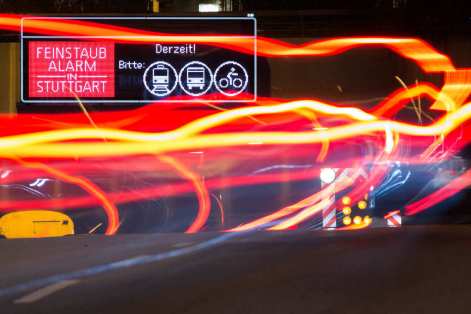 Seit Montag werden Autofahrer in Stuttgart wieder dazu angehalten, ihre Wagen stehen zu lassen. (Archivbild)