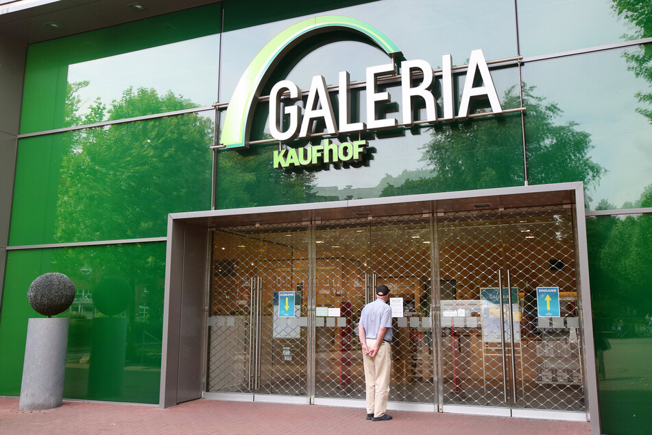 Ein Passant steht vor einer geschlossenen Galeria-Kaufhof-Filiale.