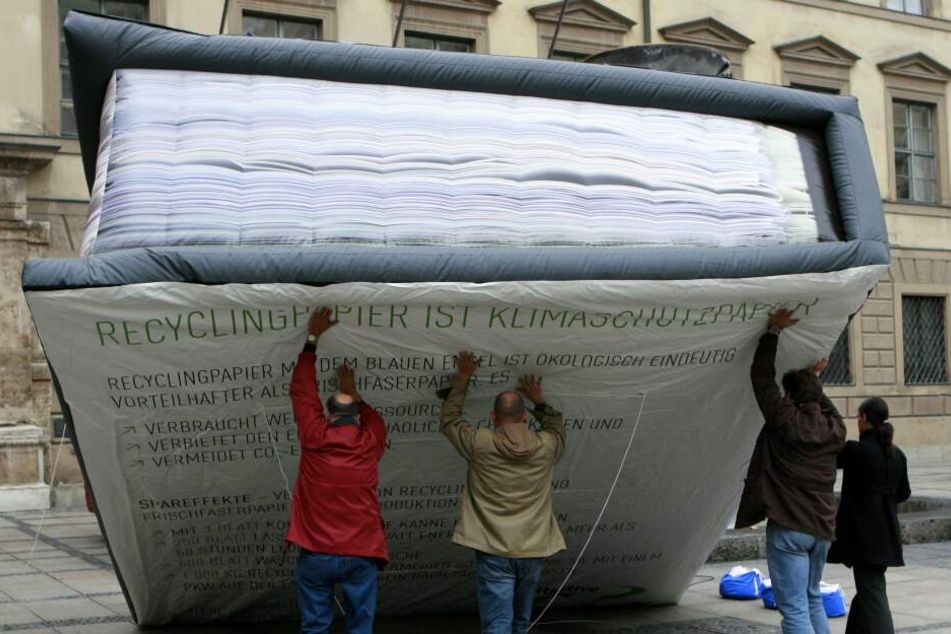 Schon vor Jahren warb die Initiative "Pro Recyclingpapier" in München mit diesem überdimensionalen Aktenordner. Inzwischen tut sich was.